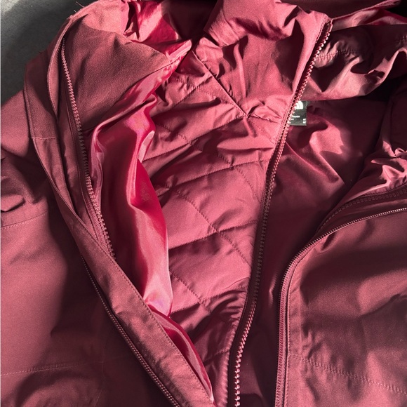 The North Face Women’s 2 in 1 winter jacket - Picture 7 of 7
